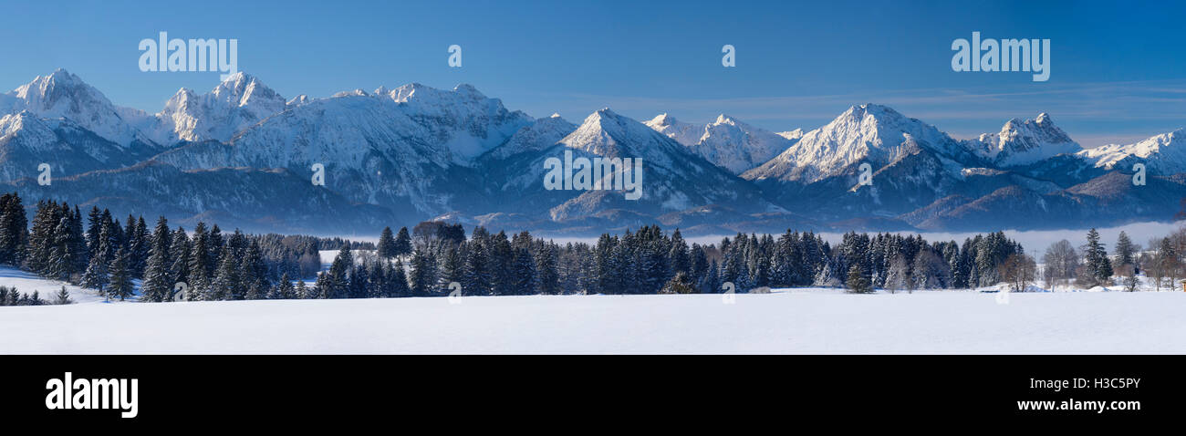 Ampio panorama del paesaggio in Baviera con mounains delle Alpi e del lago in inverno con neve fresca Foto Stock