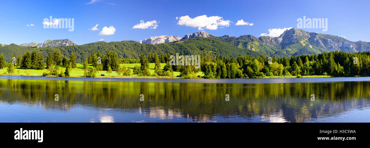Ampio panorama del paesaggio in Baviera con montagne delle Alpi e del lago Foto Stock
