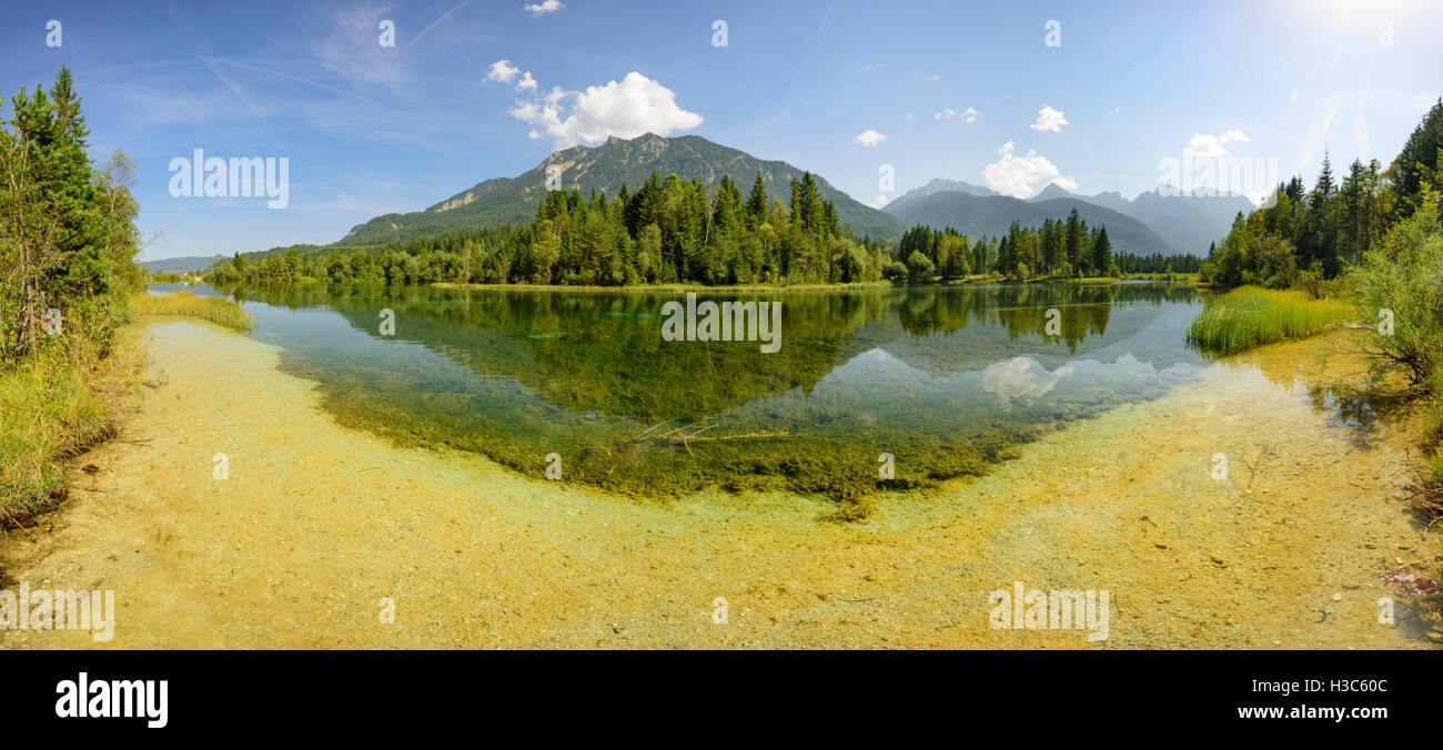 Panorama di scena in Baviera con il fiume Isar in montagna Karwendel Foto Stock