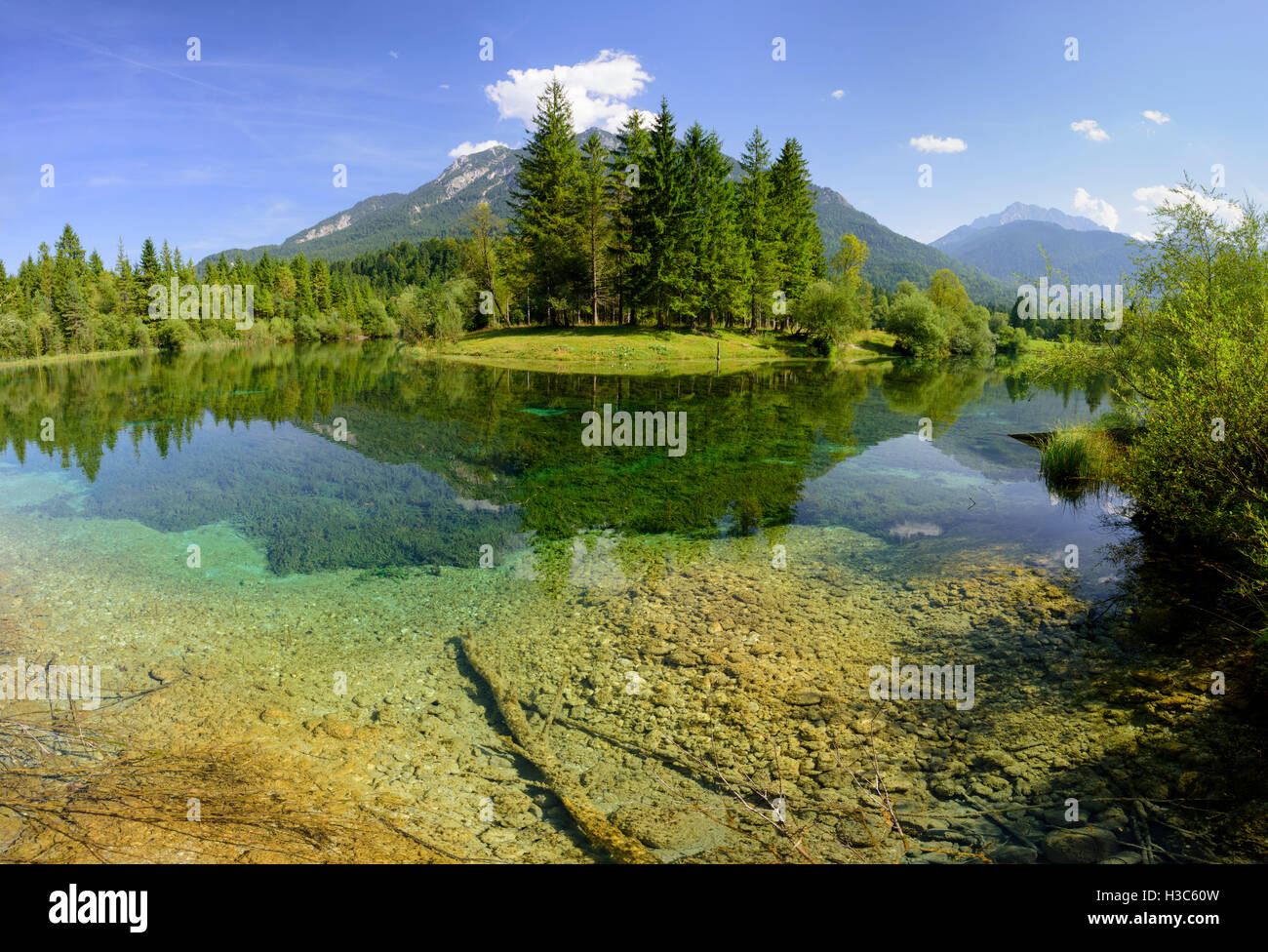 Panorama di scena in Baviera con il fiume Isar in montagna Karwendel Foto Stock