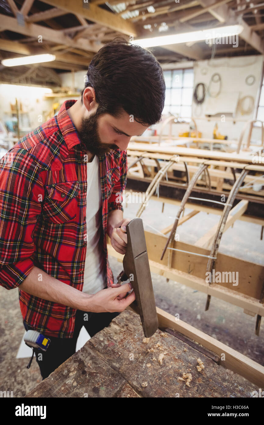 Uomo di regolazione di un piano a mano Foto Stock