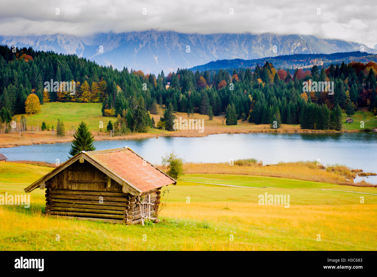 Panorama del paesaggio in Baviera con montagne Karwendel e il lago Foto Stock