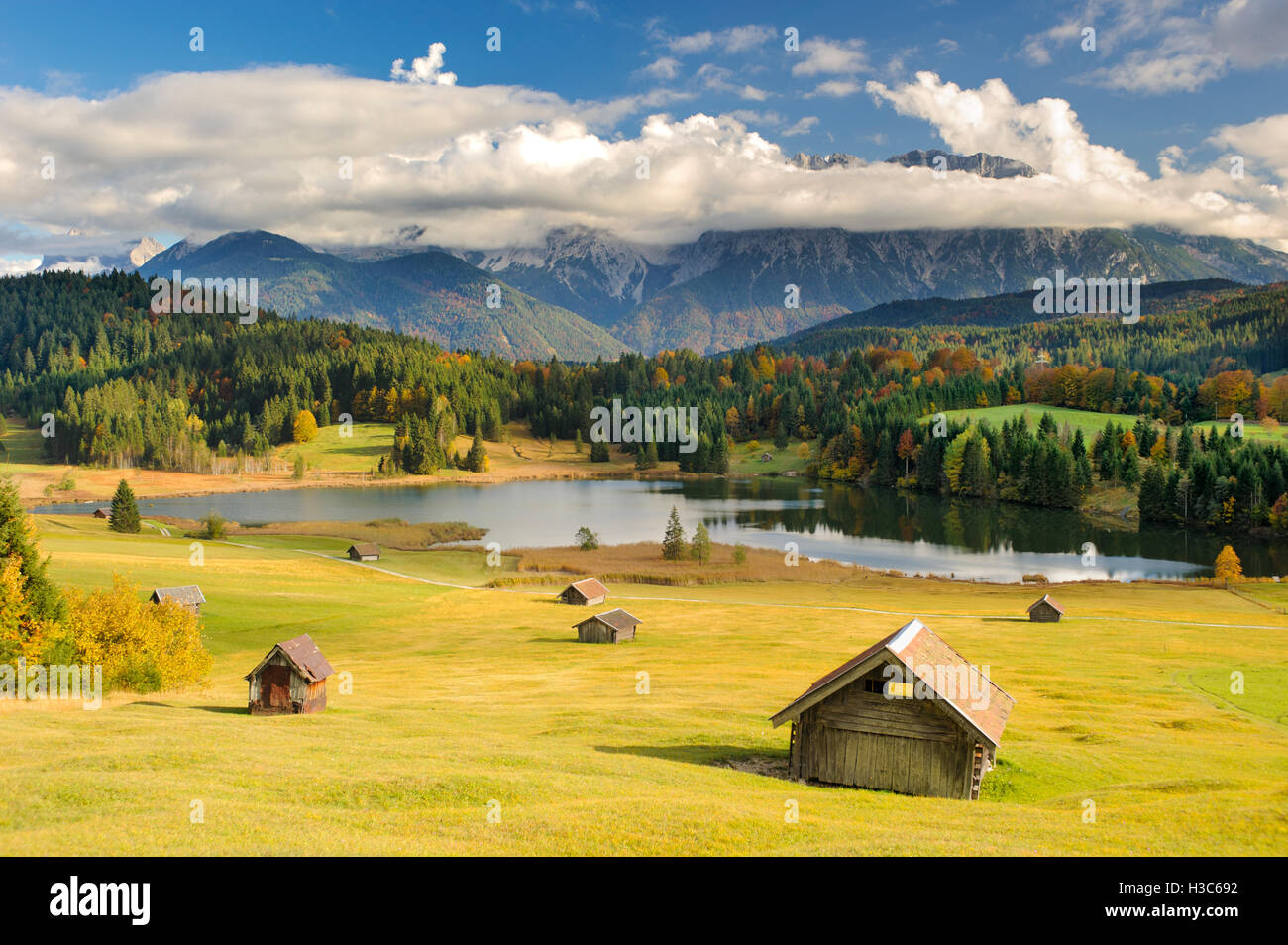 Panorama del paesaggio in Baviera con montagne Karwendel e il lago Foto Stock