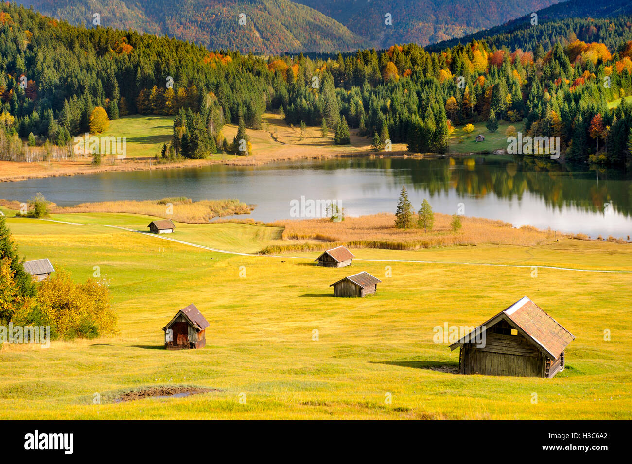 Panorama del paesaggio in Baviera con montagne Karwendel e il lago Foto Stock