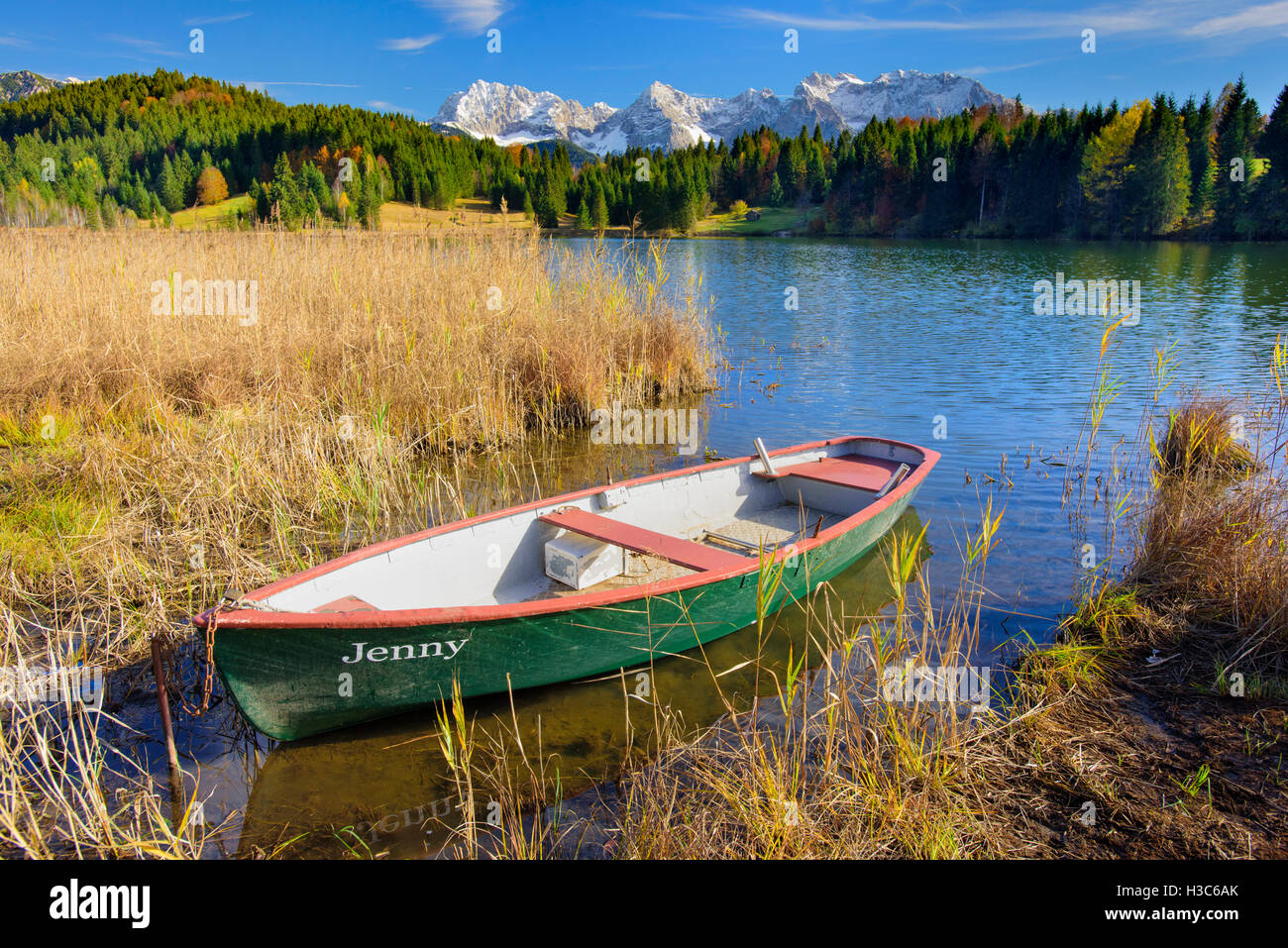 Panorama del paesaggio in Baviera con montagne Karwendel e il lago Foto Stock