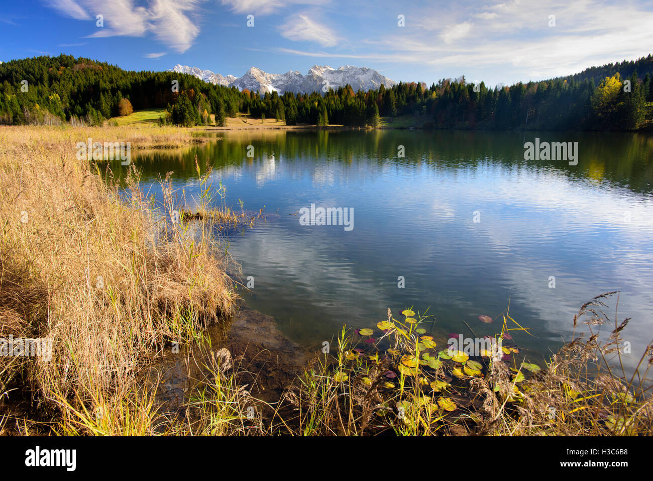 Panorama del paesaggio in Baviera con montagne Karwendel e il lago Foto Stock