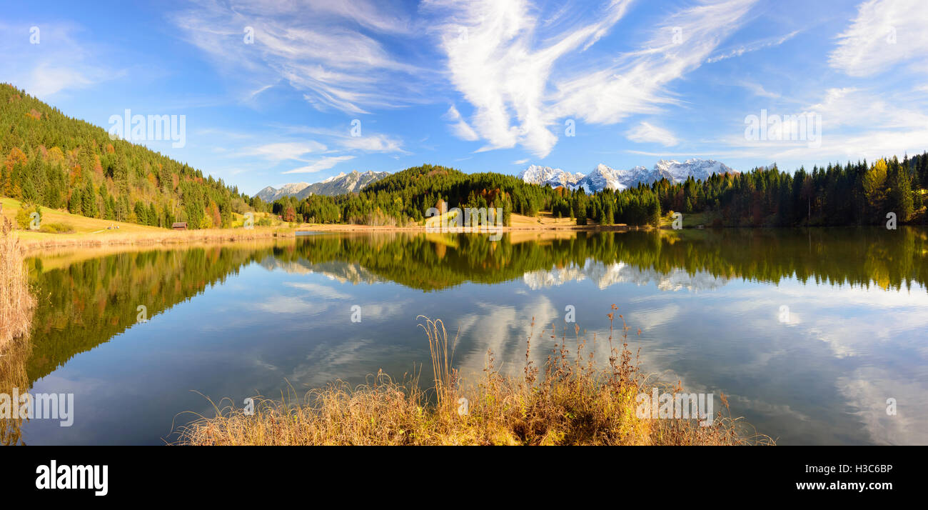 Panorama del paesaggio in Baviera con montagne Karwendel e il lago Foto Stock