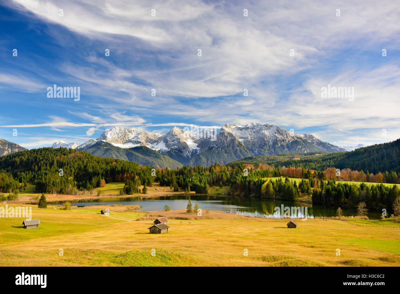 Panorama del paesaggio in Baviera con montagne Karwendel e il lago Foto Stock
