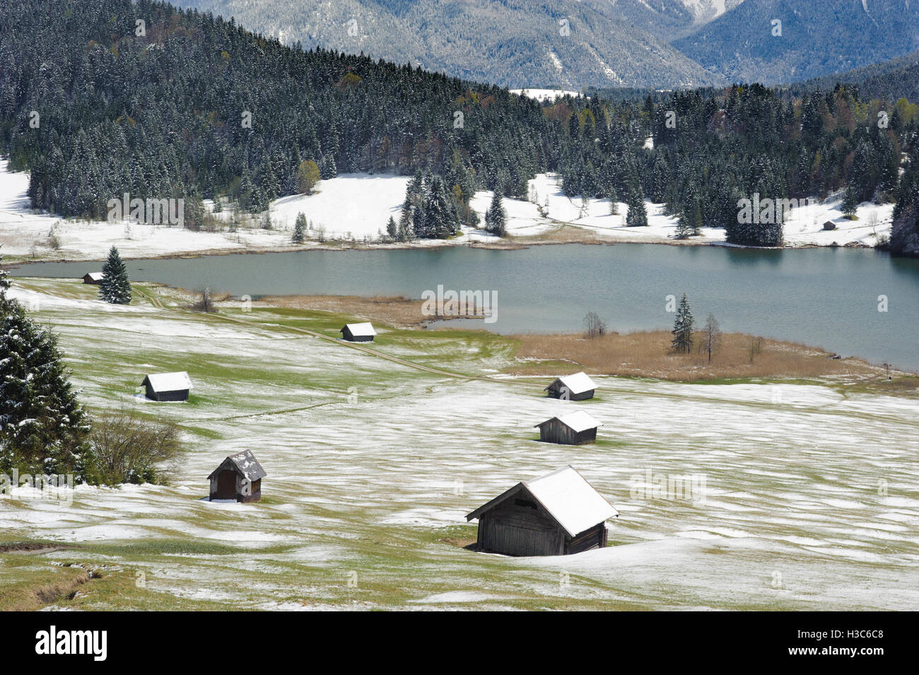 Panorama del paesaggio in Baviera con montagne Karwendel e il lago in inverno Foto Stock