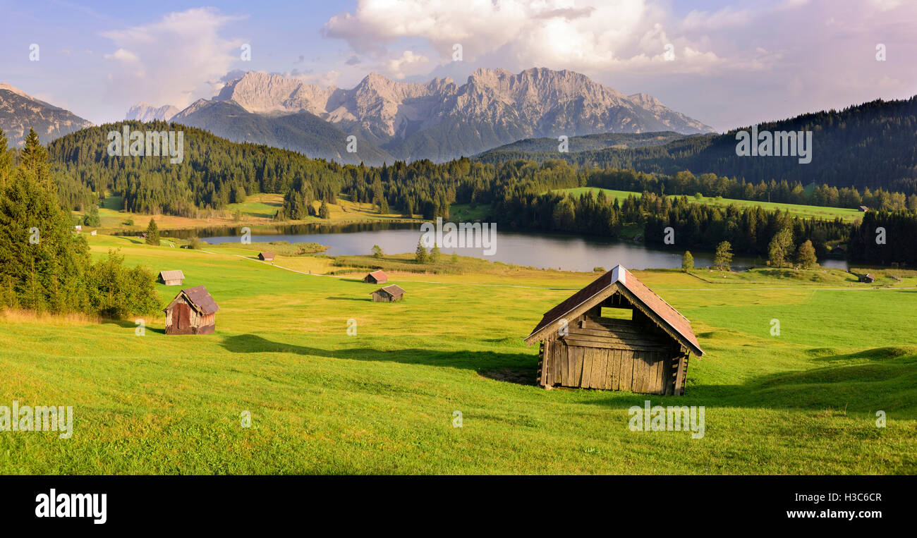 Panorama del paesaggio in Baviera con montagne Karwendel e il lago Foto Stock