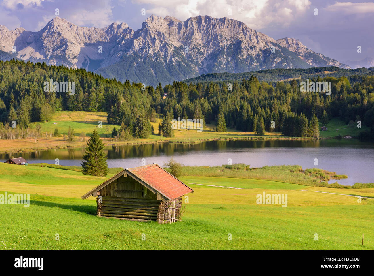 Panorama del paesaggio in Baviera con montagne Karwendel e il lago Foto Stock