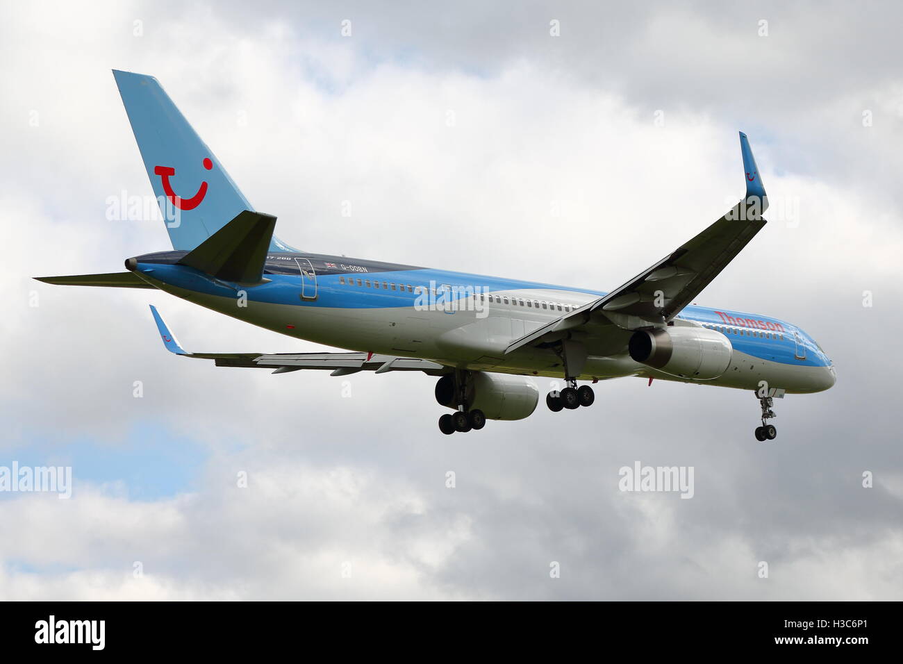 Thomson Airways Boeing 757-200 G-OOBN arrivando all'Aeroporto di Birmingham, Regno Unito Foto Stock