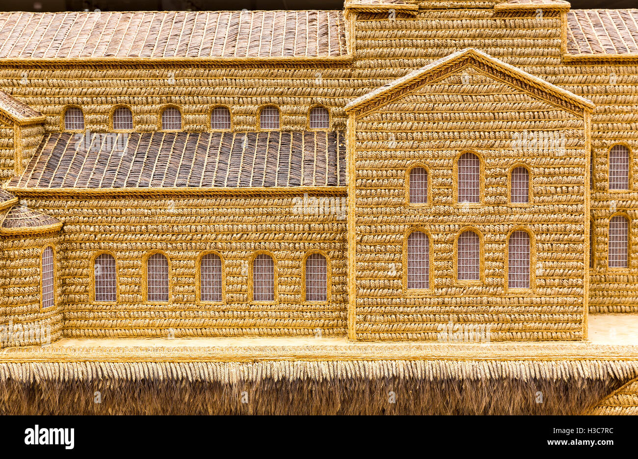 Un modello di Bulgaria Santa Sofia chiesa fatta di fasci di grano. Arte straordinaria. Foto Stock