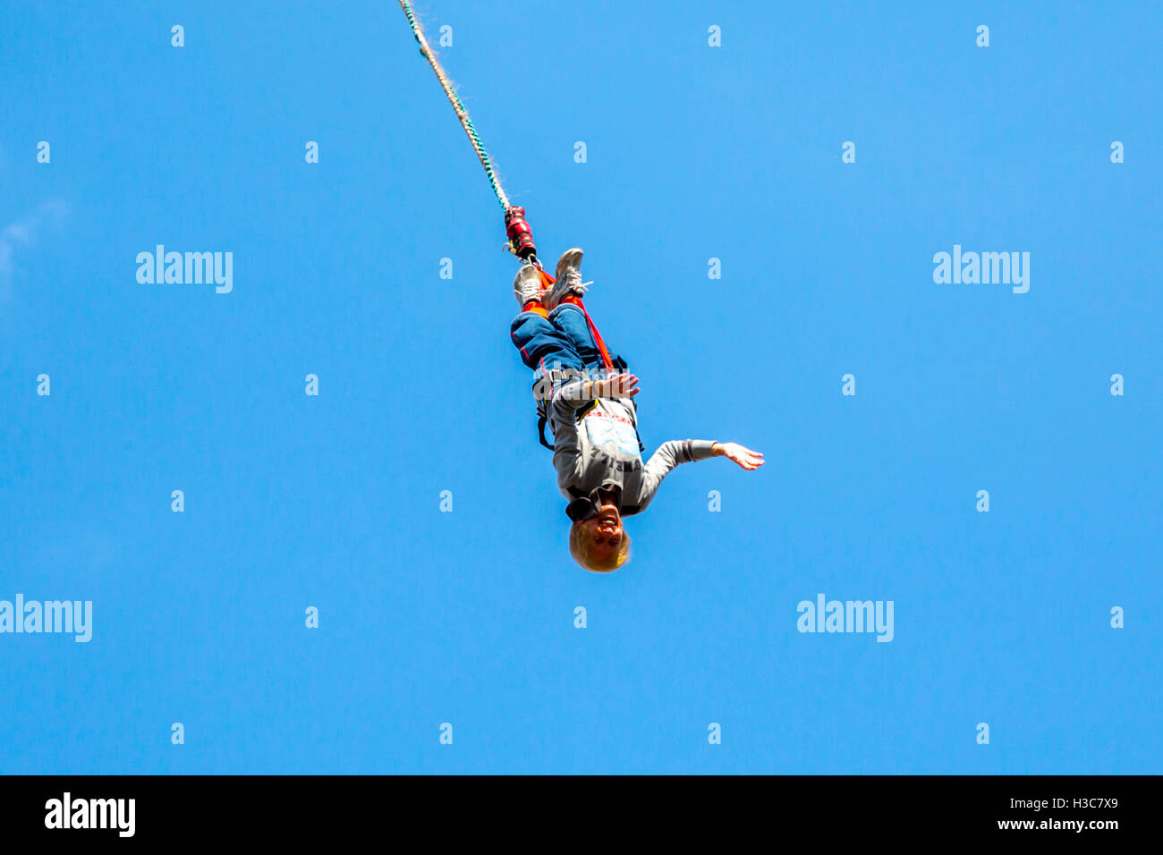 Sofia, Bulgaria - 25 Settembre 2016: Una vecchia donna è il salto con un bungee da una gru nel cielo durante una soleggiata giornata estiva Foto Stock