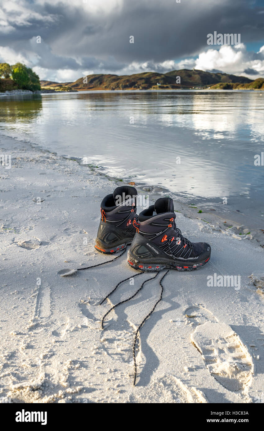 Scarponi da trekking sulle bianche sabbie al Morar, a nord-ovest della Scozia. Foto Stock