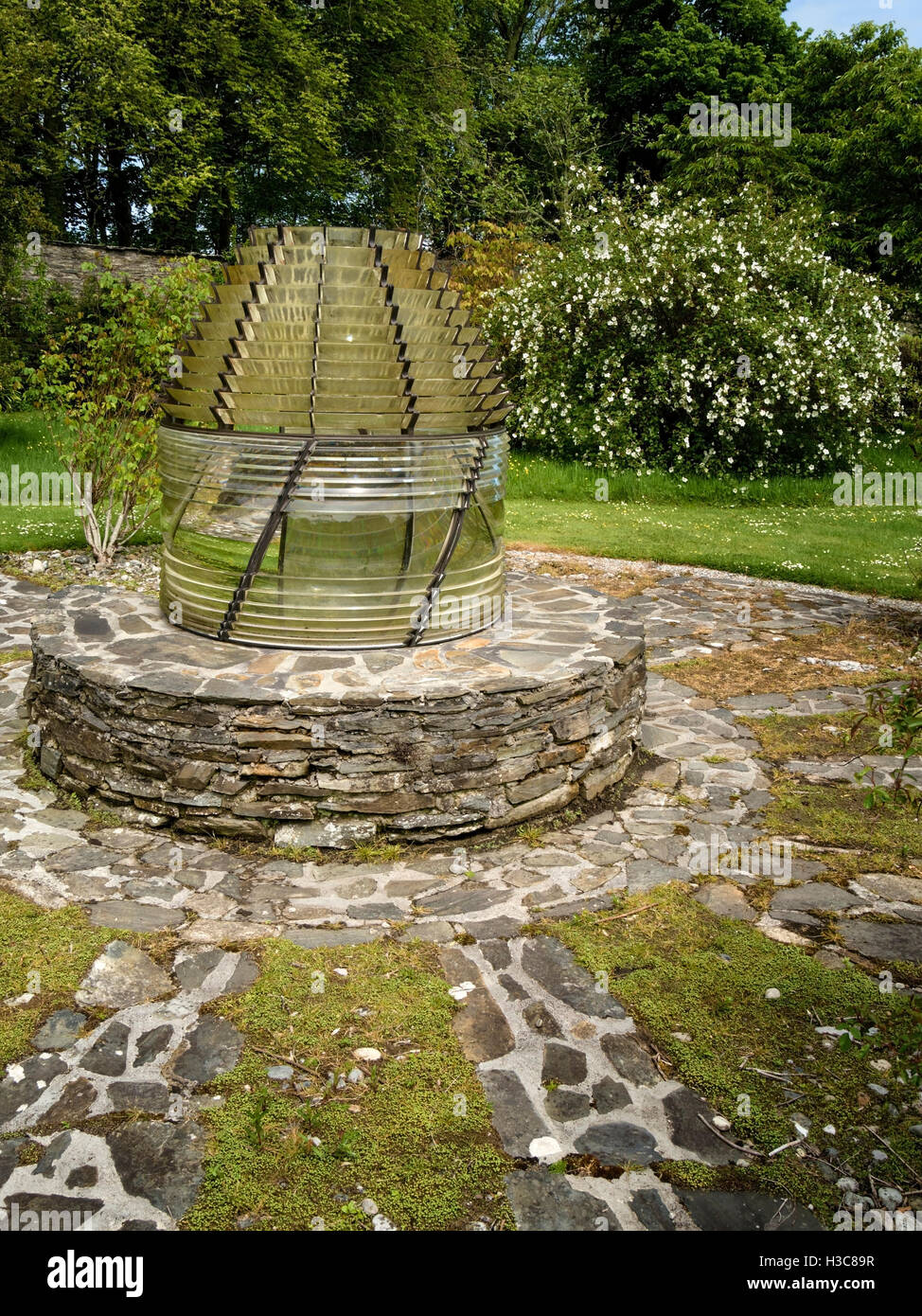Faro lente di Fresnel spostata come una funzione di Colonsay House Gardens, Isola di Colonsay, Scotland, Regno Unito. Foto Stock