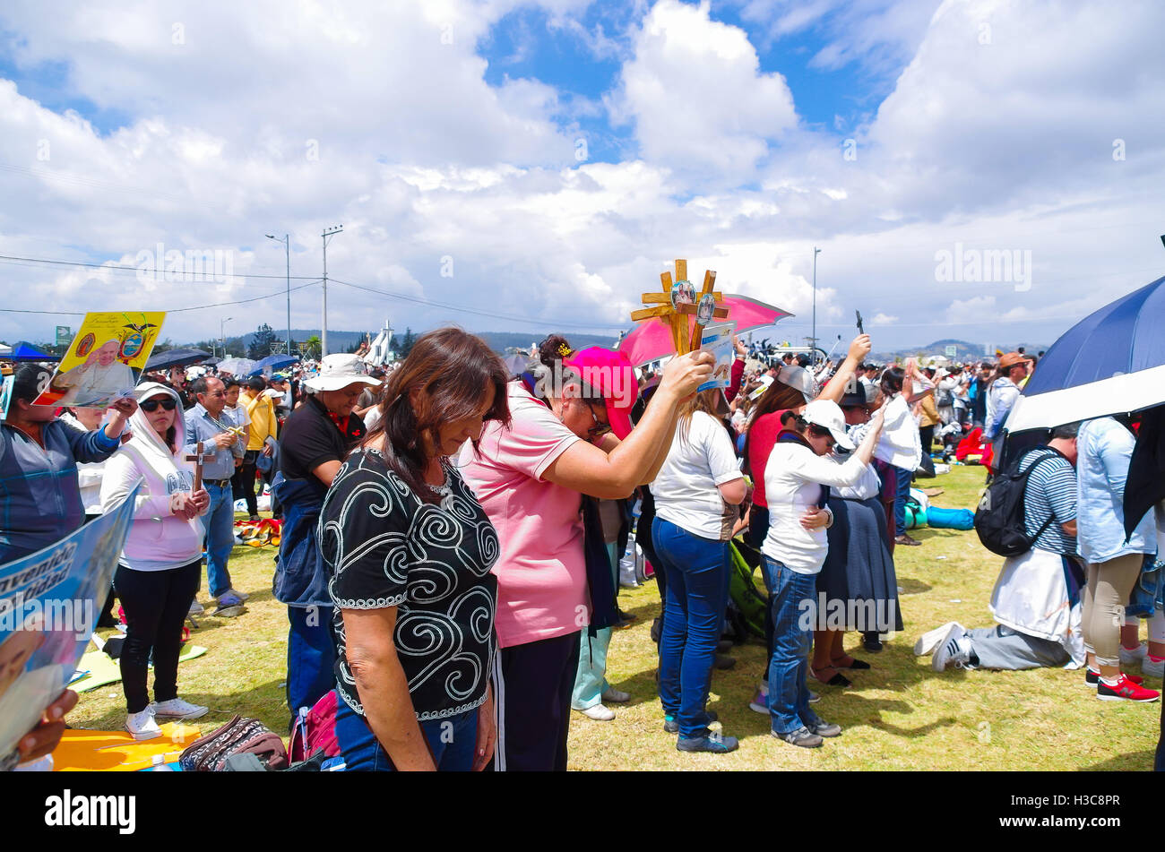 QUITO, ECUADOR - luglio 7, 2015: persone in preghiera e sollevando le loro croci per ricevere le benedizioni, papa Francisco mass Foto Stock