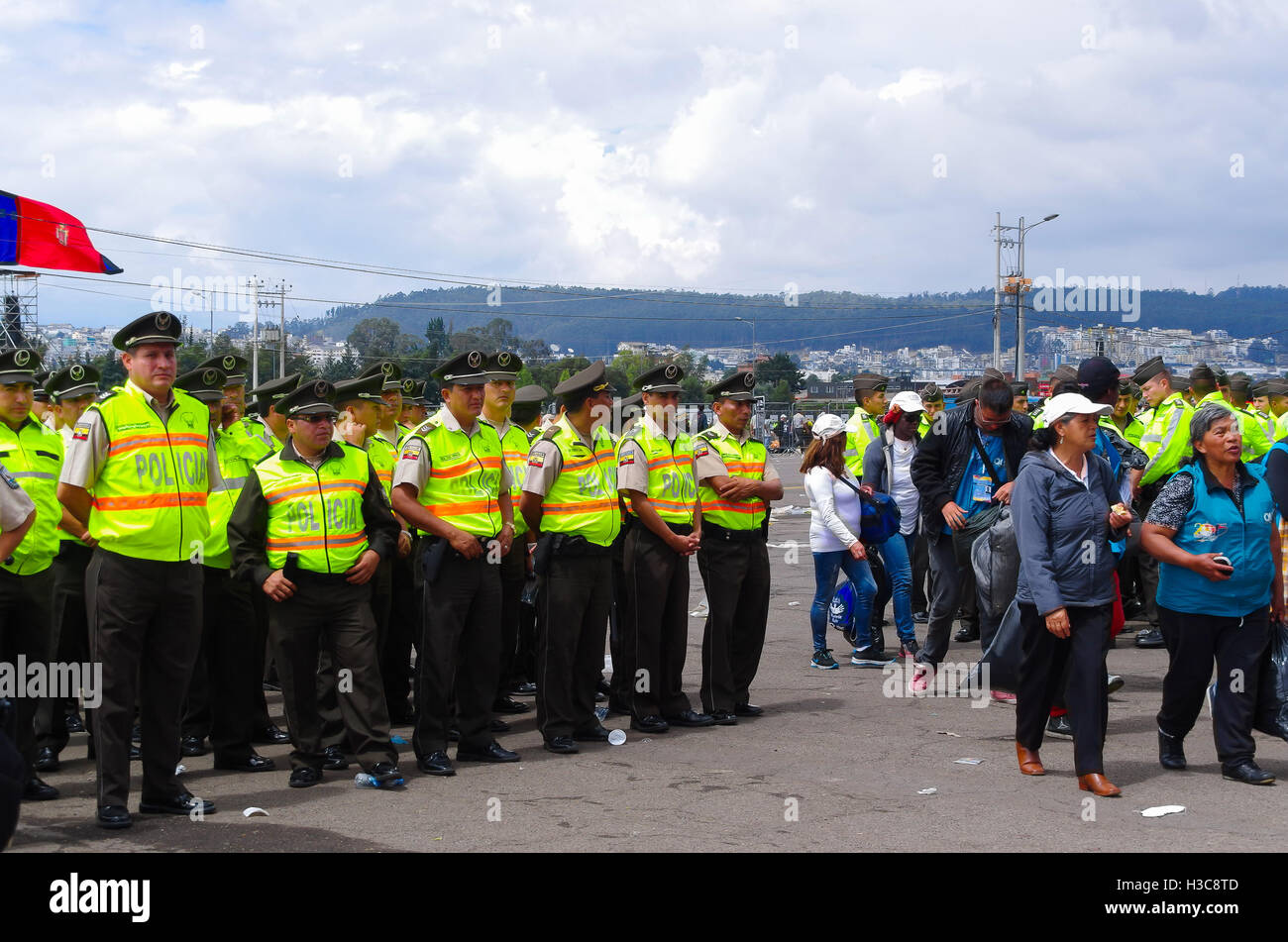 QUITO, ECUADOR - luglio 7, 2015: Dopo l'evento, di altre persone al di fuori del posto di polizia e loro la guardia fino alla fine Foto Stock