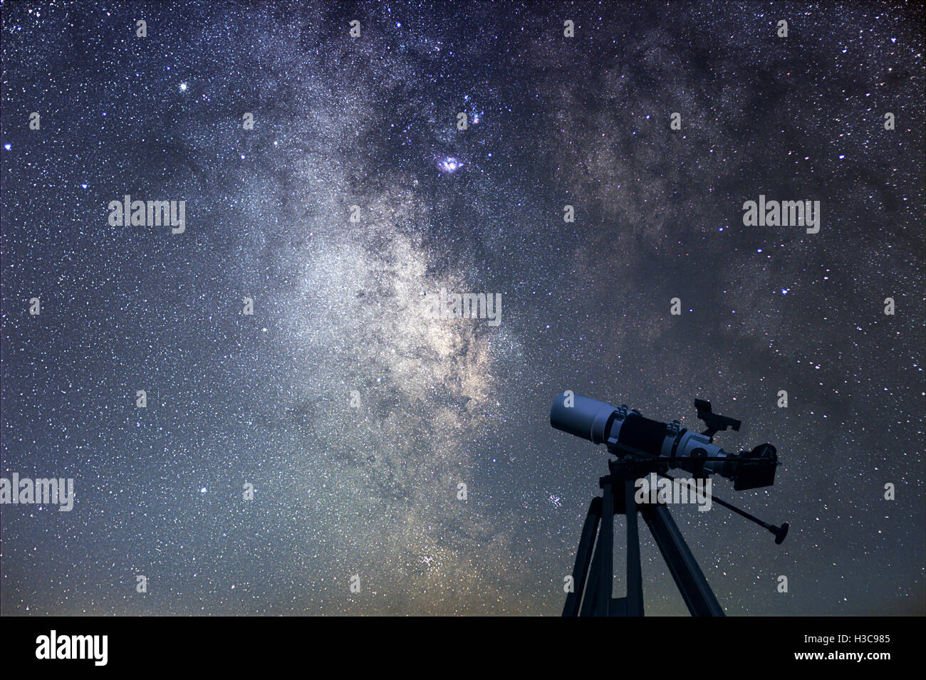 Telescopio astronomico notte stellata. Via Lattea. Foto Stock