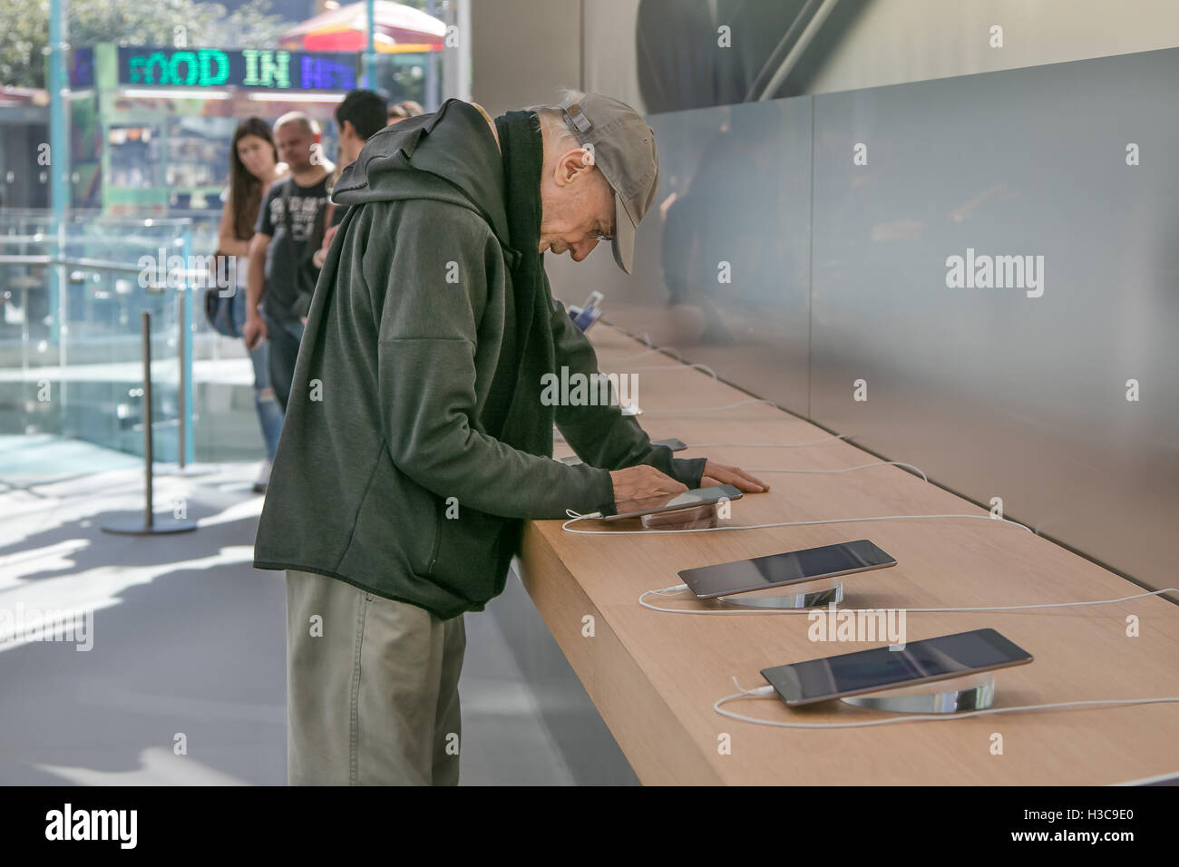 Un uomo anziano è alla ricerca di un tablet iPad in un Apple store sull'Upper West Side di Manhattan. Foto Stock