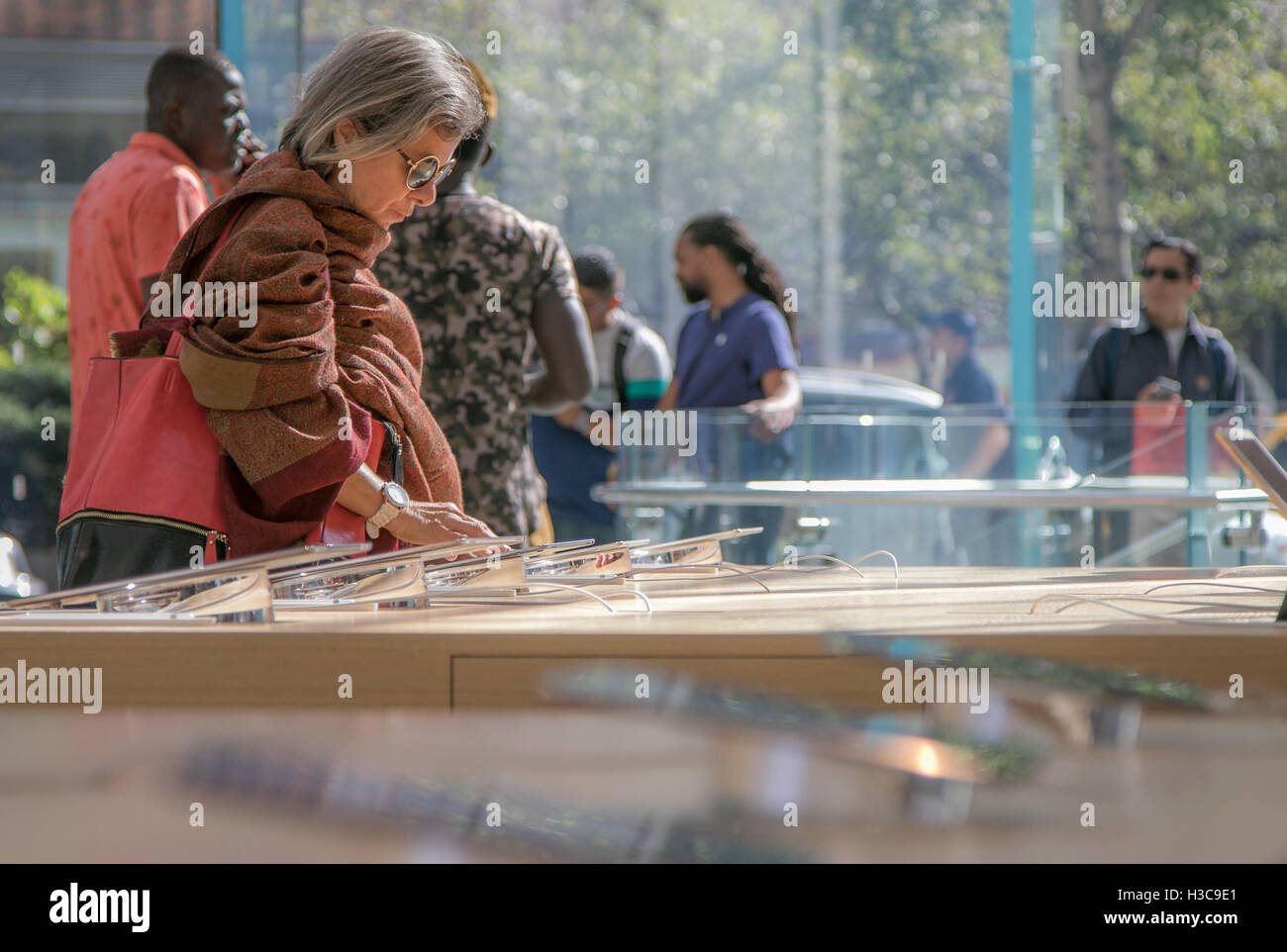 Una donna anziana sta guardando ad un tablet iPad in un Apple store sull'Upper West Side di Manhattan. Foto Stock