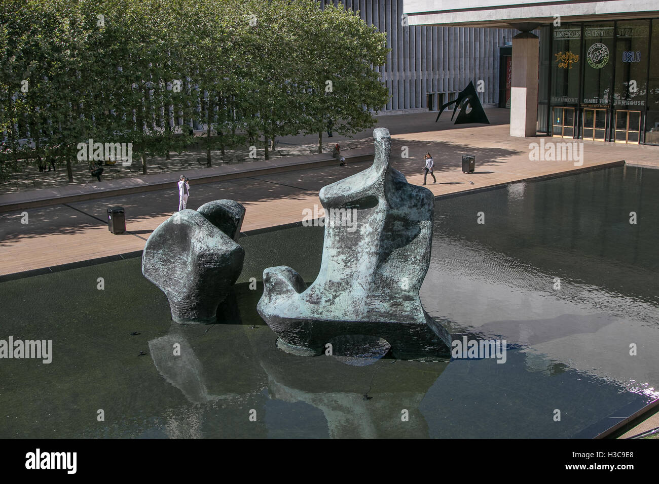 Una vista del 'figura distesa' - una scultura di Henry Moore - presso il Lincoln Center. Foto Stock