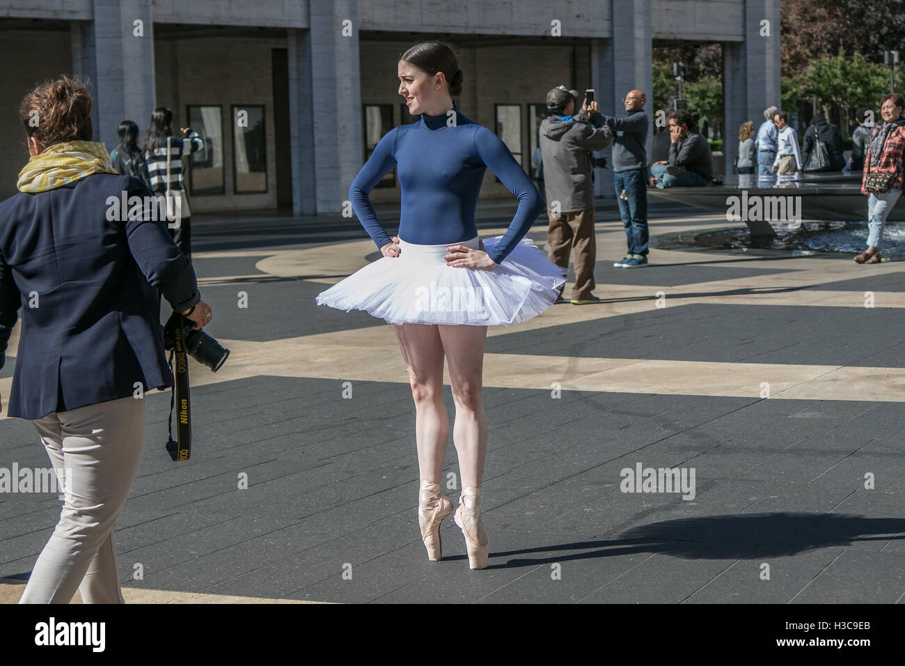 Una giovane femmina studente di balletto è in posa per fotografie presso il Lincoln Center. Foto Stock