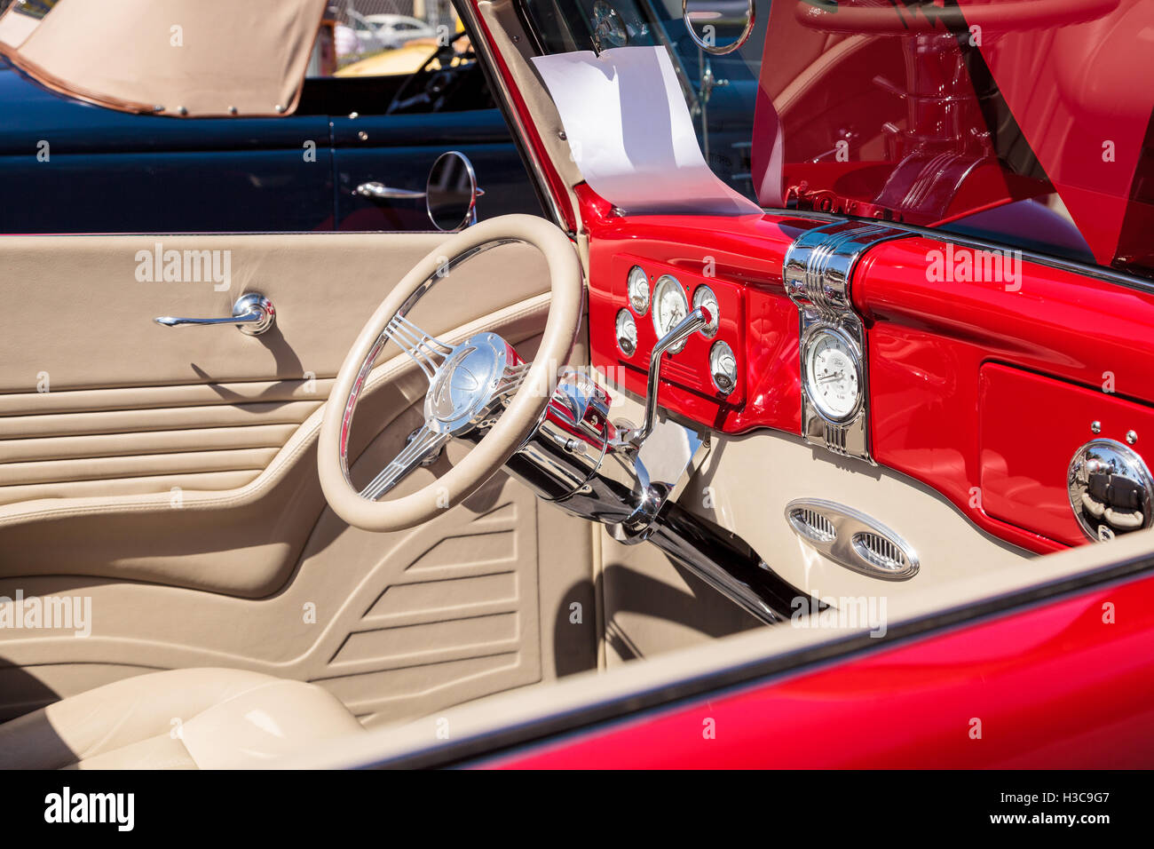 Laguna Beach, CA, Stati Uniti d'America - 2 Ottobre 2016: Rosso 1936 Ford Modello 68 Cabriolet possedute da Wayne Adkins e visualizzati al Rotary Club Foto Stock