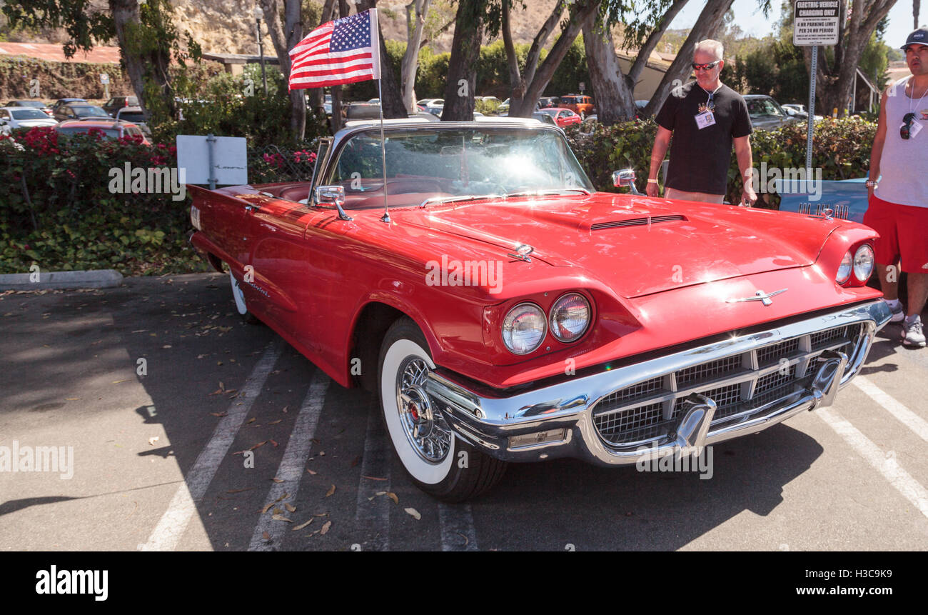 Laguna Beach, CA, Stati Uniti d'America - 2 Ottobre 2016: Rosso 1963 Ford Thunderbird visualizzato presso il Rotary Club di Laguna Beach 2016 Classic Car Foto Stock