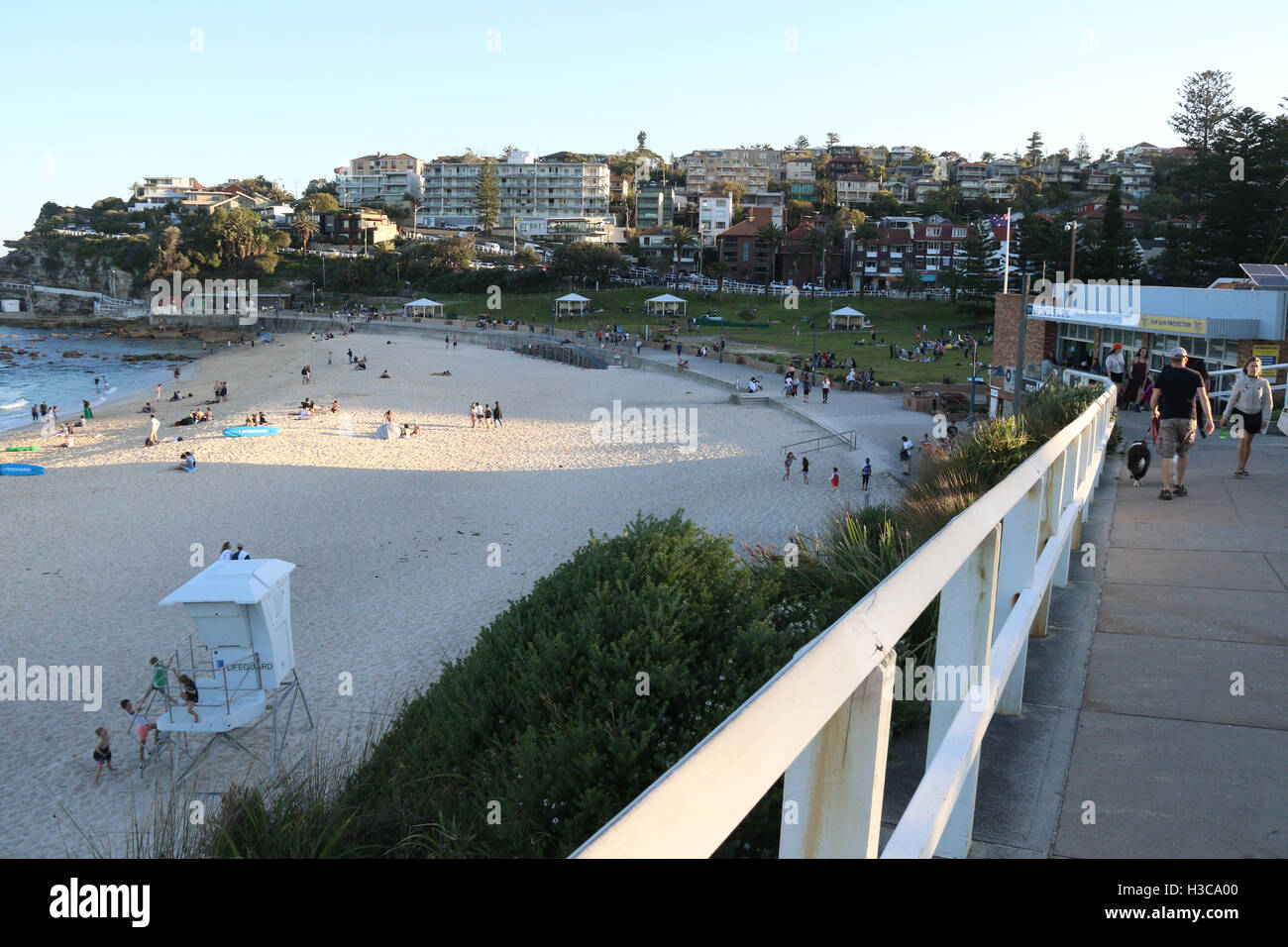 Bronte sulla spiaggia di Bondi a Coogee passeggiata costiera al crepuscolo. Foto Stock