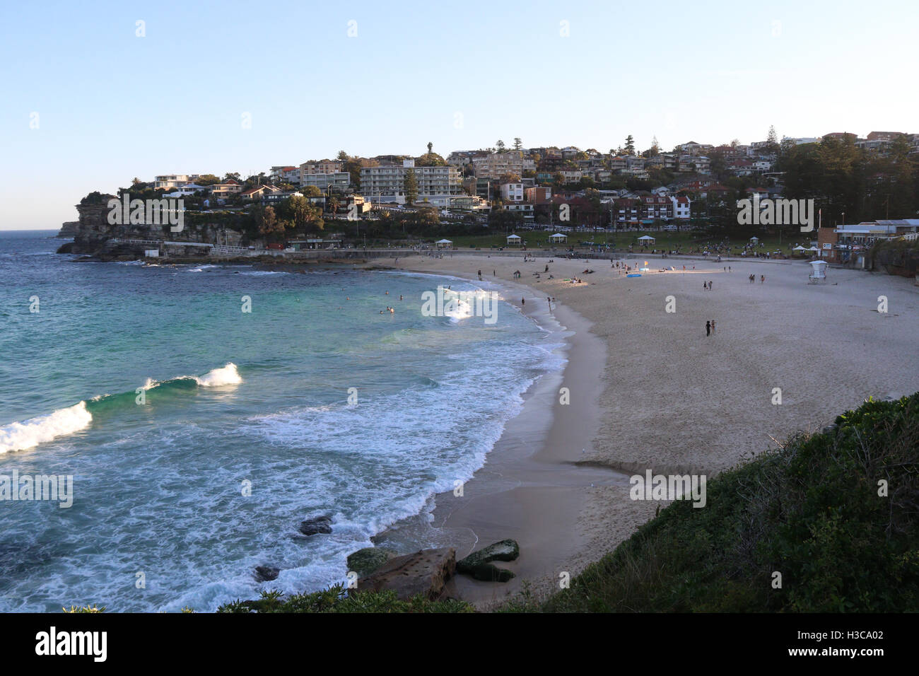 Bronte sulla spiaggia di Bondi a Coogee passeggiata costiera al crepuscolo. Foto Stock