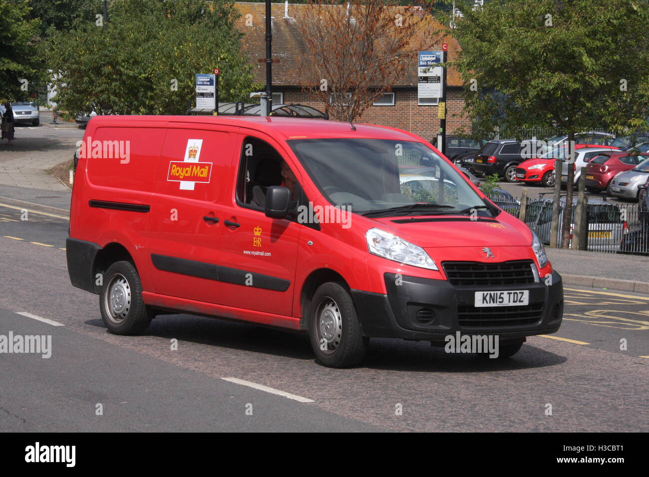 Un soleggiato fuorigioco VISTA DI UN ROYAL MAIL CONSEGNA PEUGEOT VAN Foto Stock