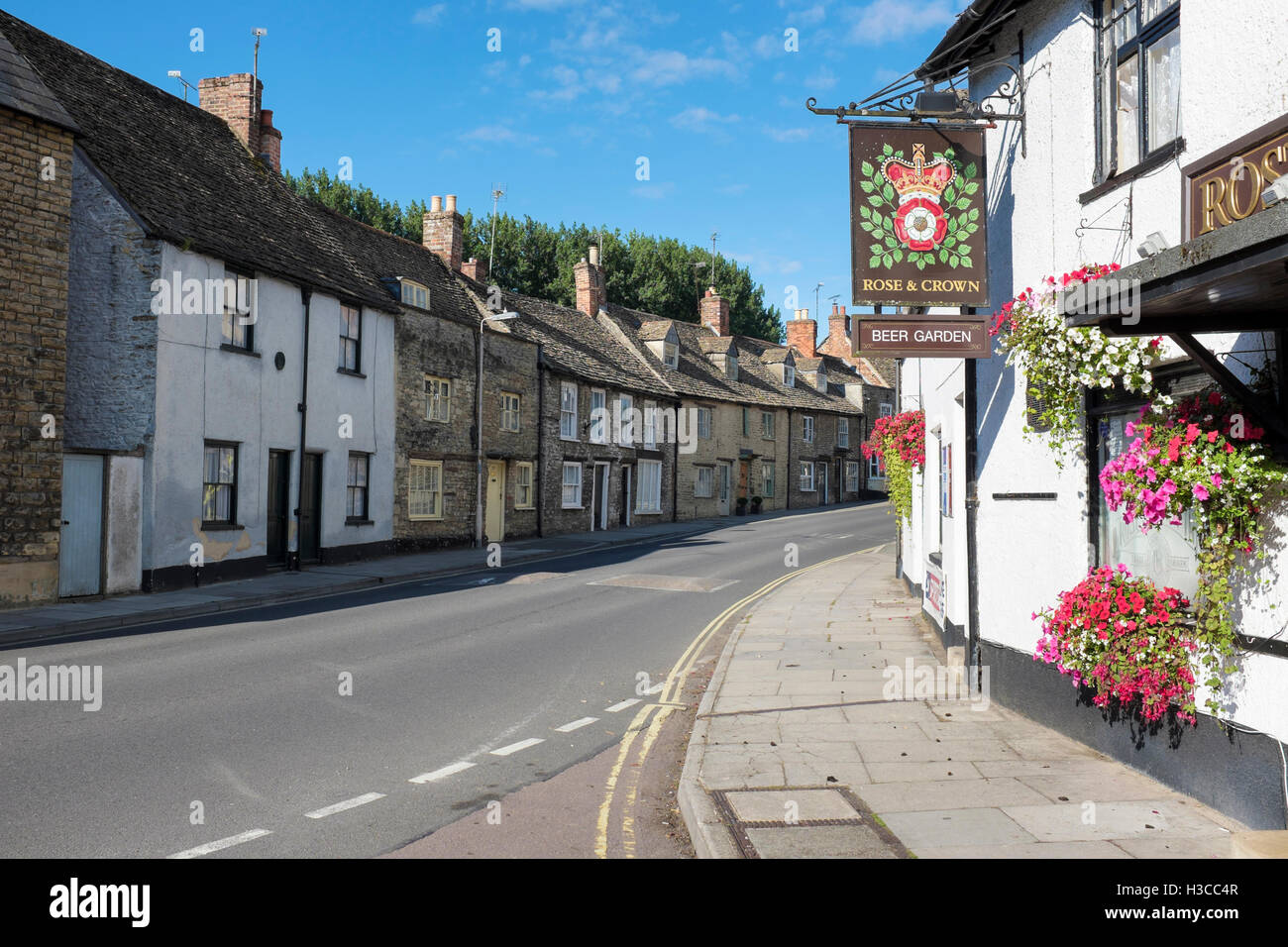 Il Rose and Crown Public House, la strada, Lea, Malmesbury, Wiltshire, Inghilterra, Regno Unito Foto Stock