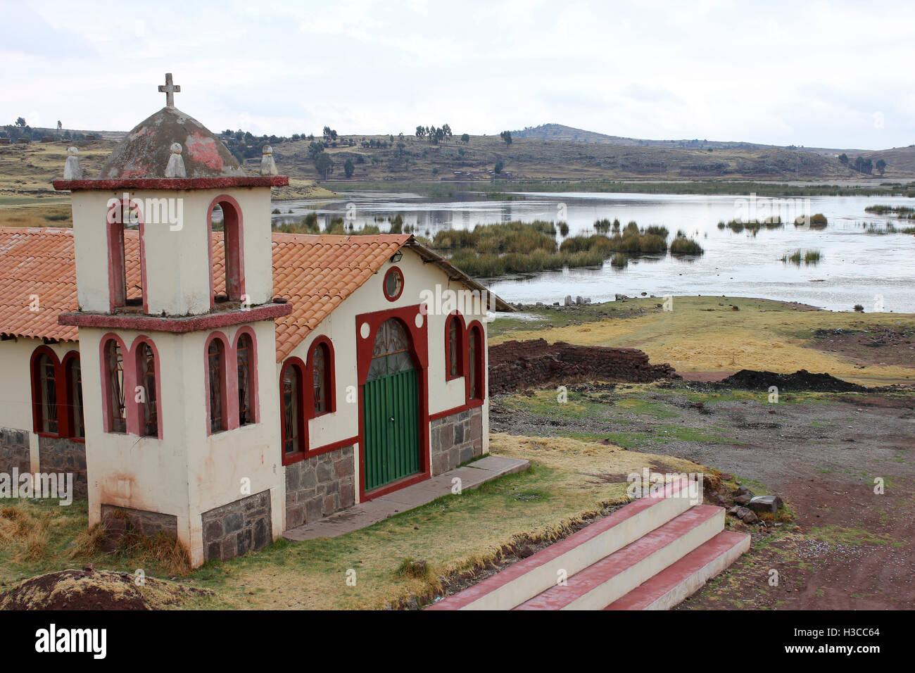 Lo stile tradizionale della Chiesa peruviana sulla riva del lago Umayo, vicino a Puno Foto Stock