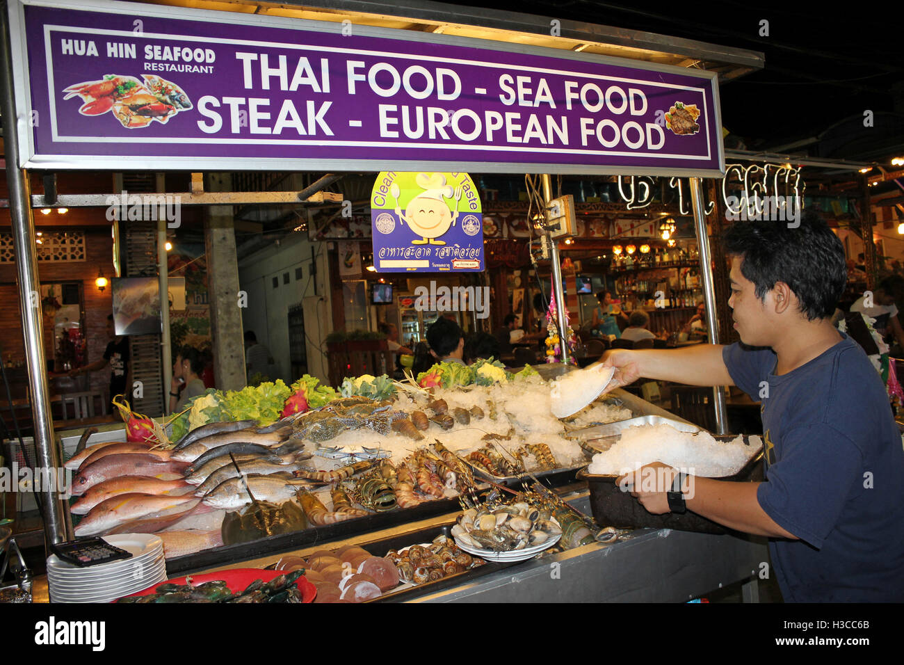 Il mercato notturno di Hua Hin stallo di frutti di mare Foto Stock