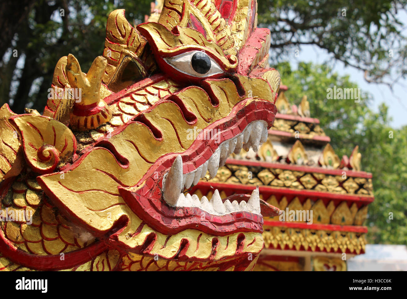 Naga la scultura al Wat Phra That Doi Suthep Temple, Thailandia Foto Stock