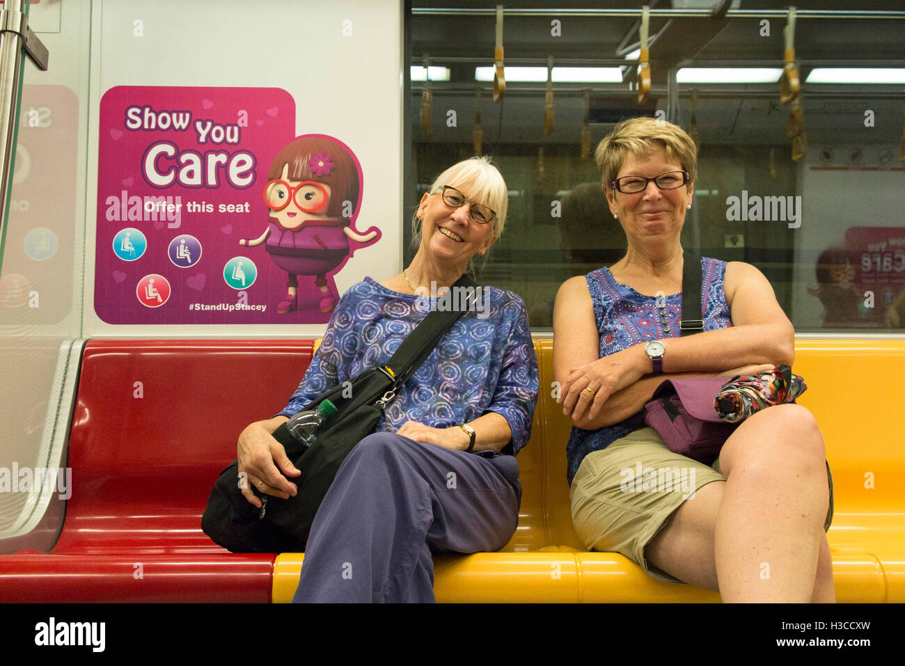 I turisti stranieri sul treno MRT accanto a particolari esigenze sede Foto Stock