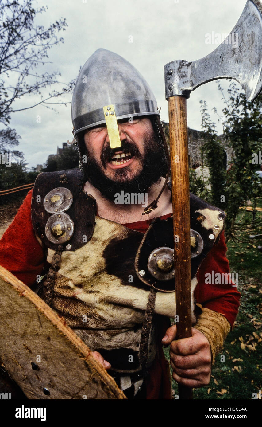 Piede sassone soldato. 1066 Battaglia di Hastings rievocazione. East Sussex. In Inghilterra. Regno Unito Foto Stock