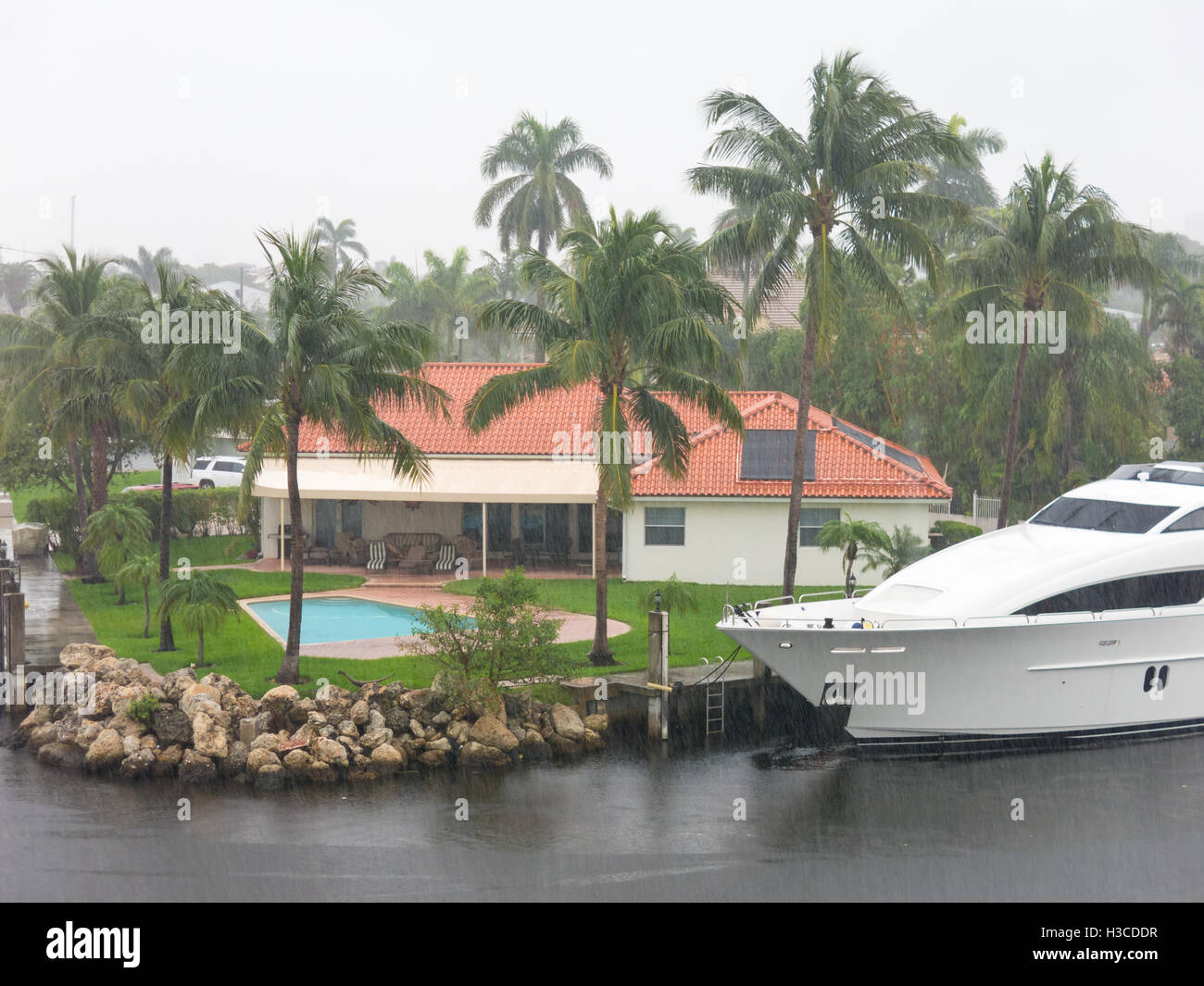 Piogge torrenziali nella tempesta tropicale su porti del distretto di Fort Lauderdale, Florida, Stati Uniti d'America Foto Stock