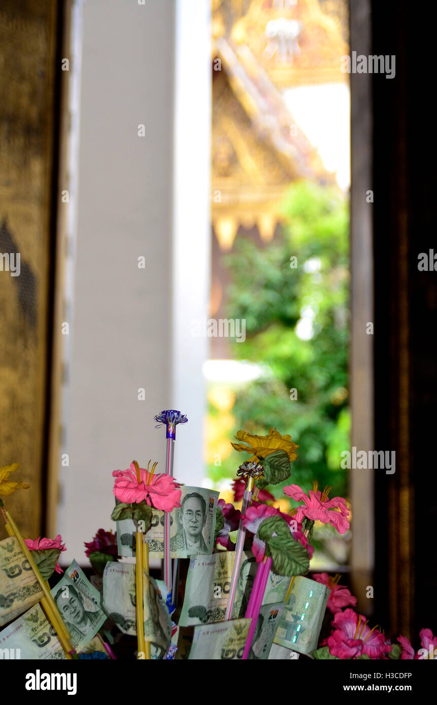 Bouquet di fiori e di banconote in Wat Mahan, bangkok, Thailandia Foto Stock