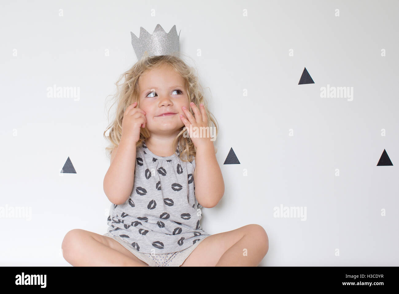 Bambina indossa una corona di carta Foto Stock