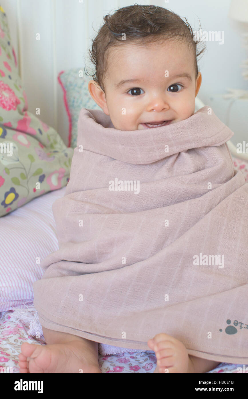 Bambino avvolto in un asciugamano dopo un bagno, ritratto Foto Stock