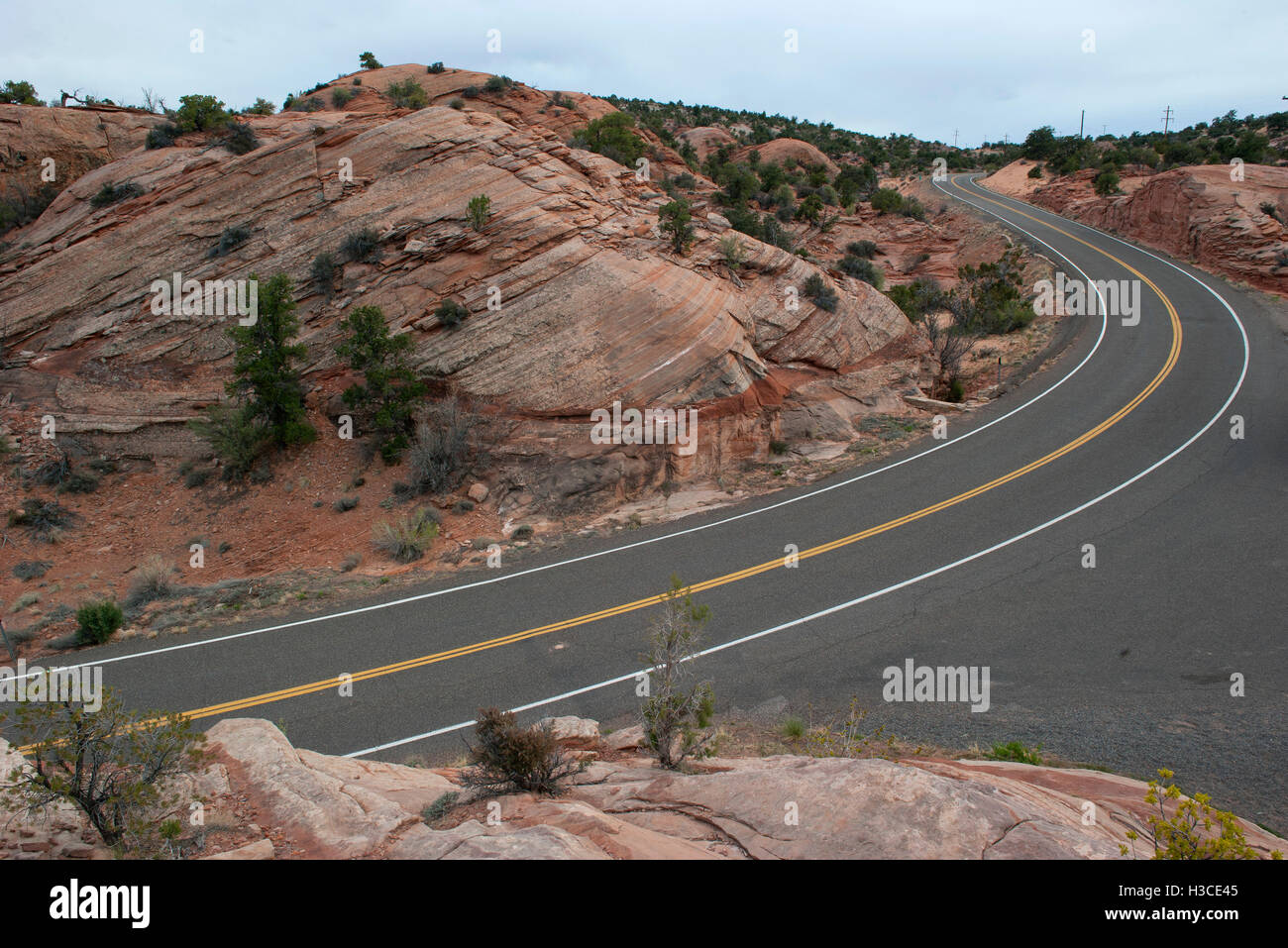 Strada asfaltata attraverso il deserto roccioso paesaggio Foto Stock