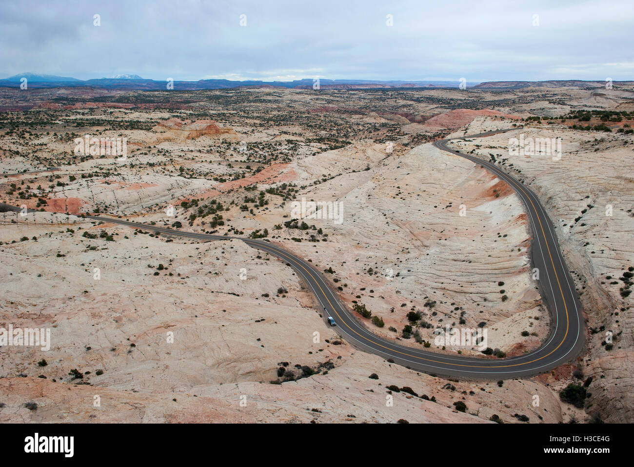Strada asfaltata attraverso il paesaggio del deserto Foto Stock