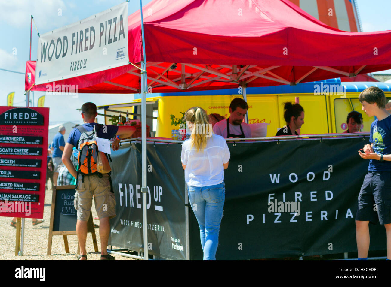 A legna per pizzeria stallo alimentare, festival musicale annuale, Jimmy's Farm, Ipswich, Suffolk, Regno Unito, 2016 Foto Stock