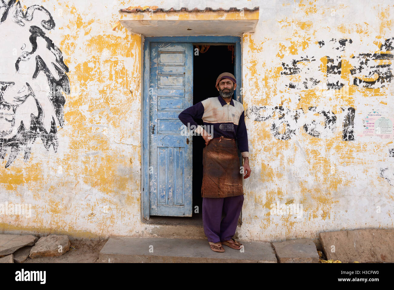 BHUJ, India - 14 gennaio: l uomo ha a che fare con la tintura di tessuti in modo tradizionale in piedi la porta della fabbricazione Foto Stock