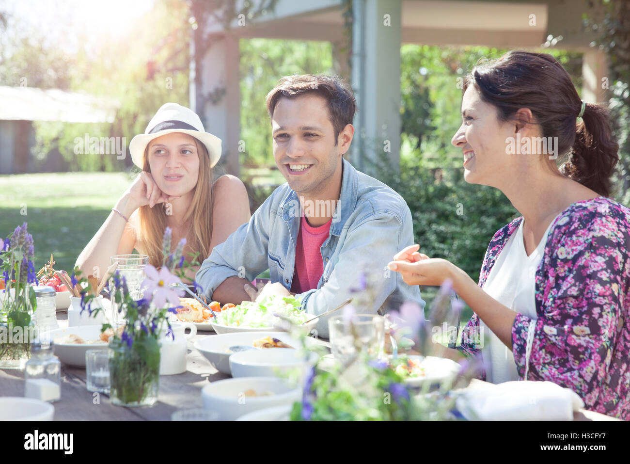 Amici in chat mentre godendo un sano pasto insieme Foto Stock