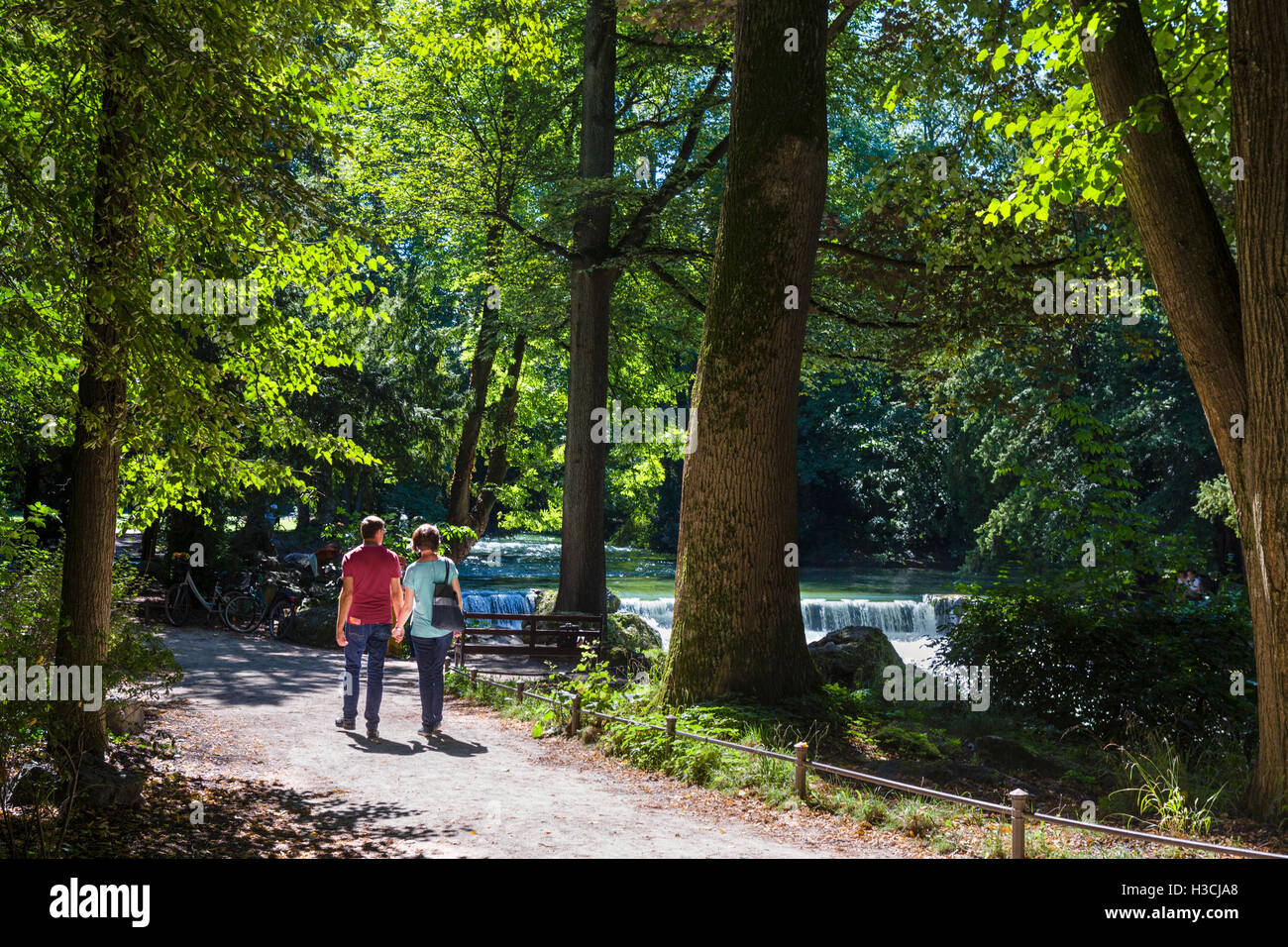 Coppia dalla Eisbach nell'Englischer Garten Monaco di Baviera, Germania Foto Stock