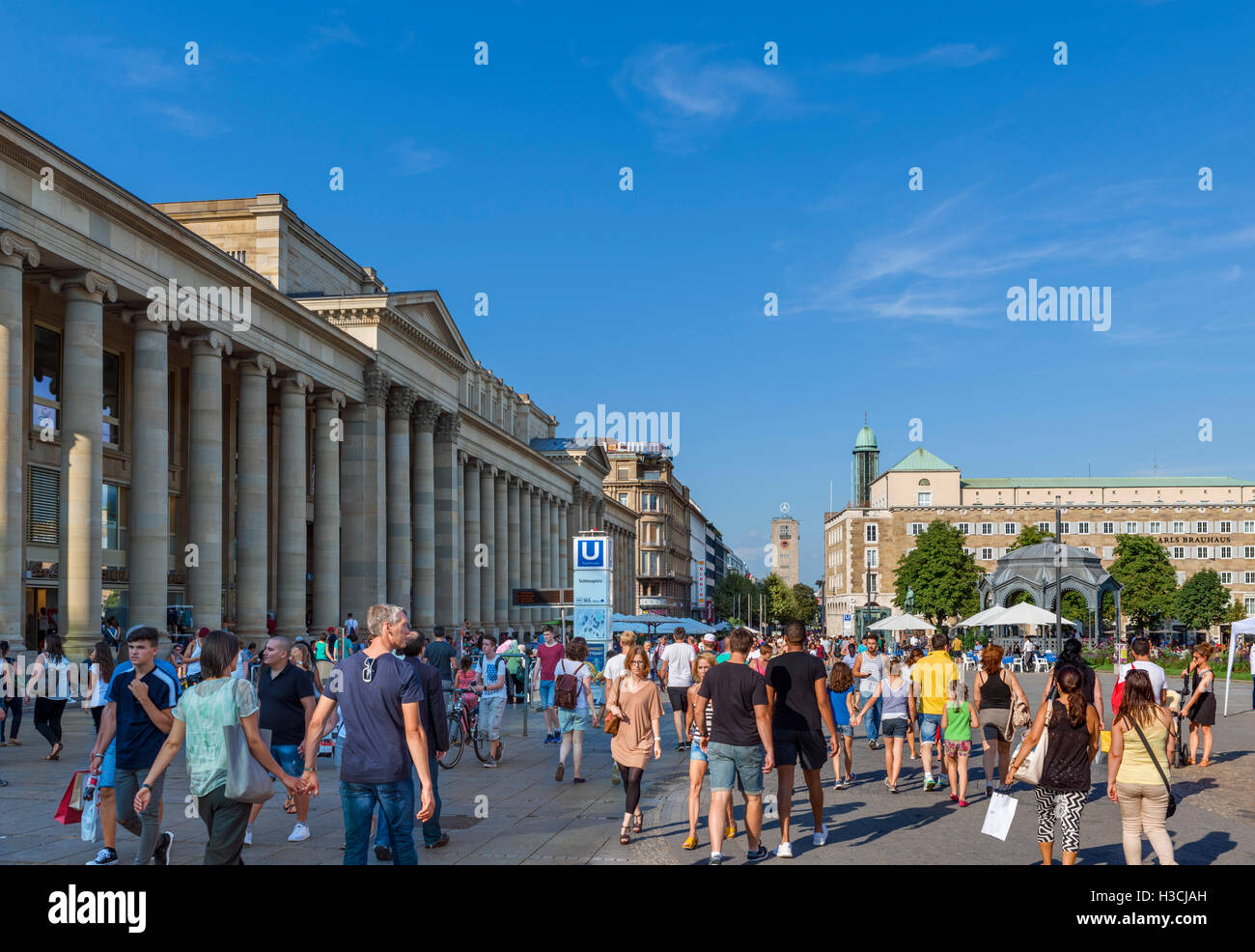 Visualizza in basso Konigstrasse, la principale strada dello shopping, dalla Schlossplatz, Stoccarda, Baden-Württemberg, Germania Foto Stock