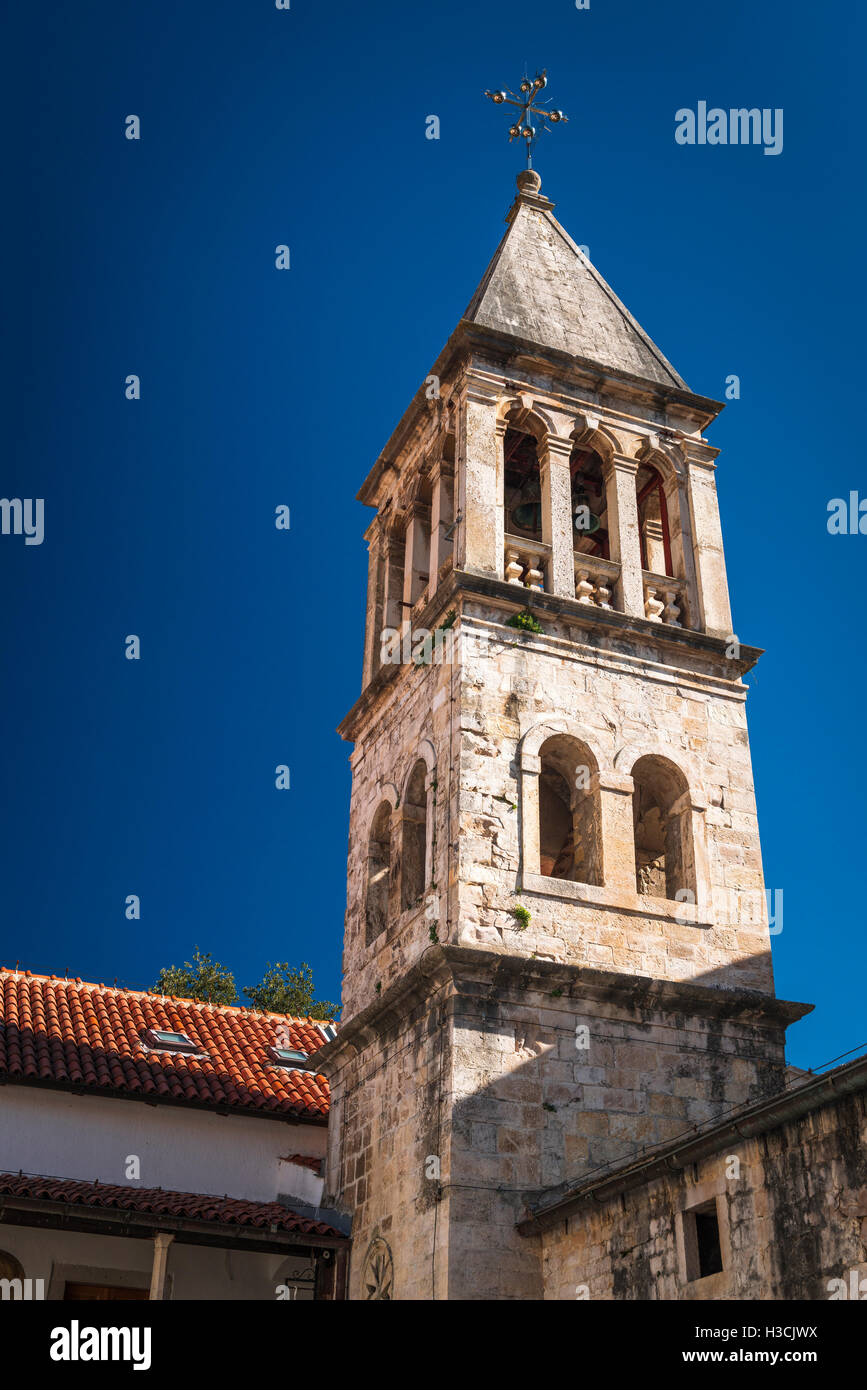 L'abbazia torre campanaria e il cortile, il monastero Krka, Parco Nazionale di Krka, Dalmazia, Croazia Foto Stock